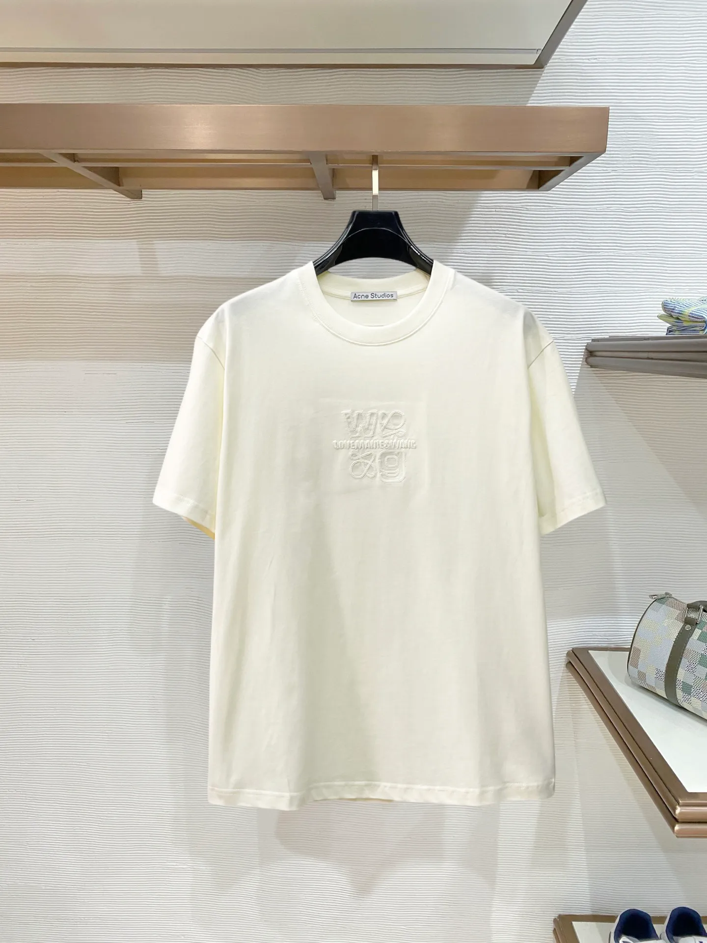 Balenciaga's high-end top-quality products 🐮2026 Spring and Summer New Arrival first counter, the latest New Arrival short-sleeved round neck T-shirt, Premium customized design, avant-garde and fashionable! Brand logo heavy craftsmanship design Premium customized 260g fabric. Soft to the touch. Comfortable to wear. Counter-level exquisite stitching. Fine workmanship. The upper body effect is incomparably handsome! A must-have item for men and women with the same style! Sizes: S~XXL When placing an order, please state your height and weight. The maximum wearing size is 210 pounds (one size larger)